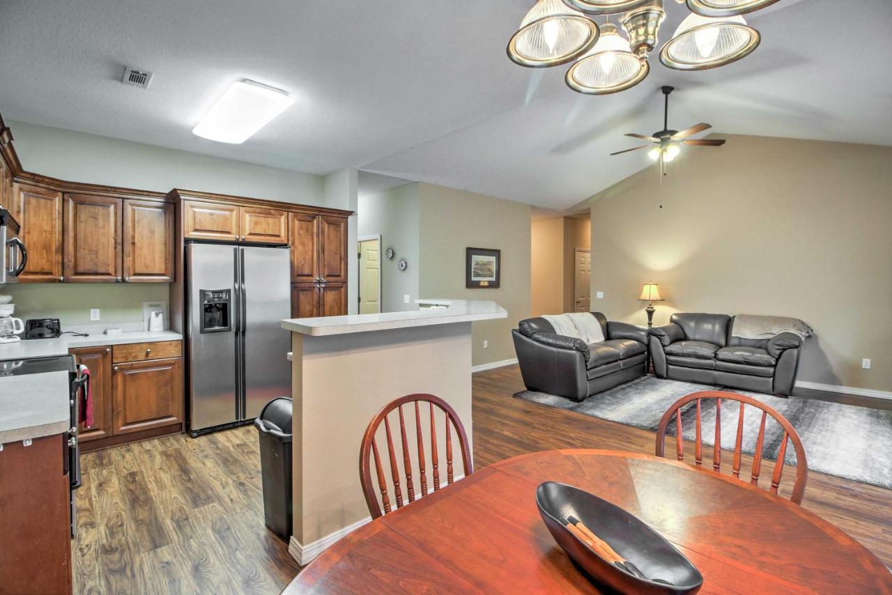 Holiday home With Deck Walk To The Strip And Creek!