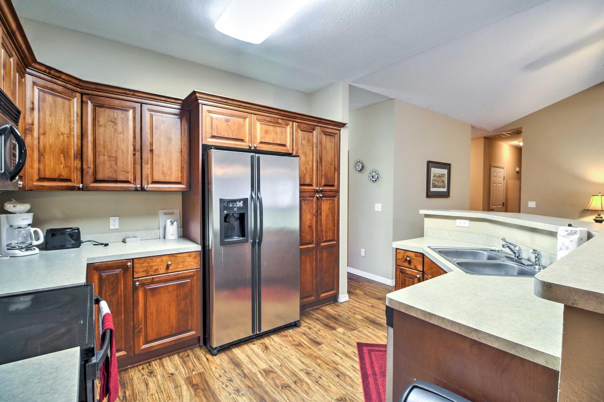 Holiday home With Deck Walk To The Strip And Creek!
