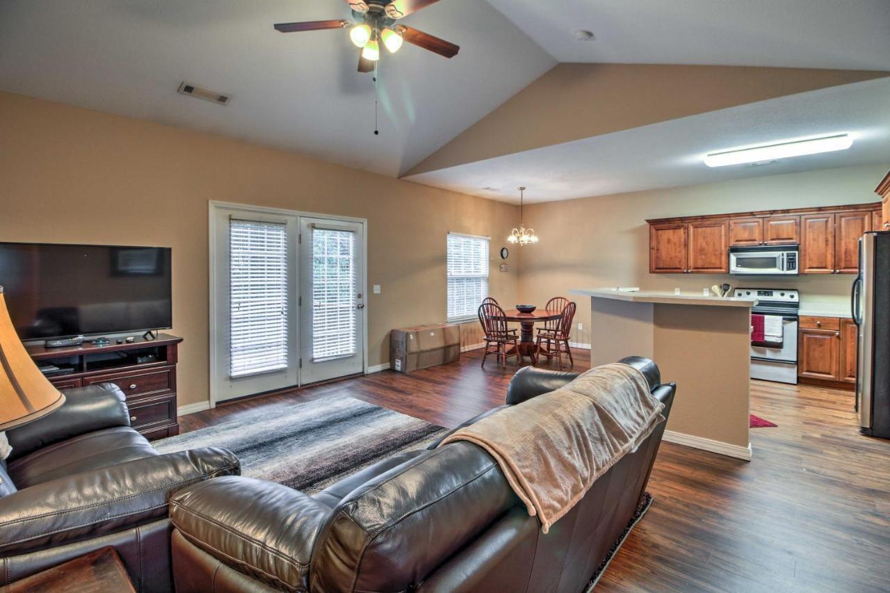 With Deck Walk To The Strip And Creek! Holiday home