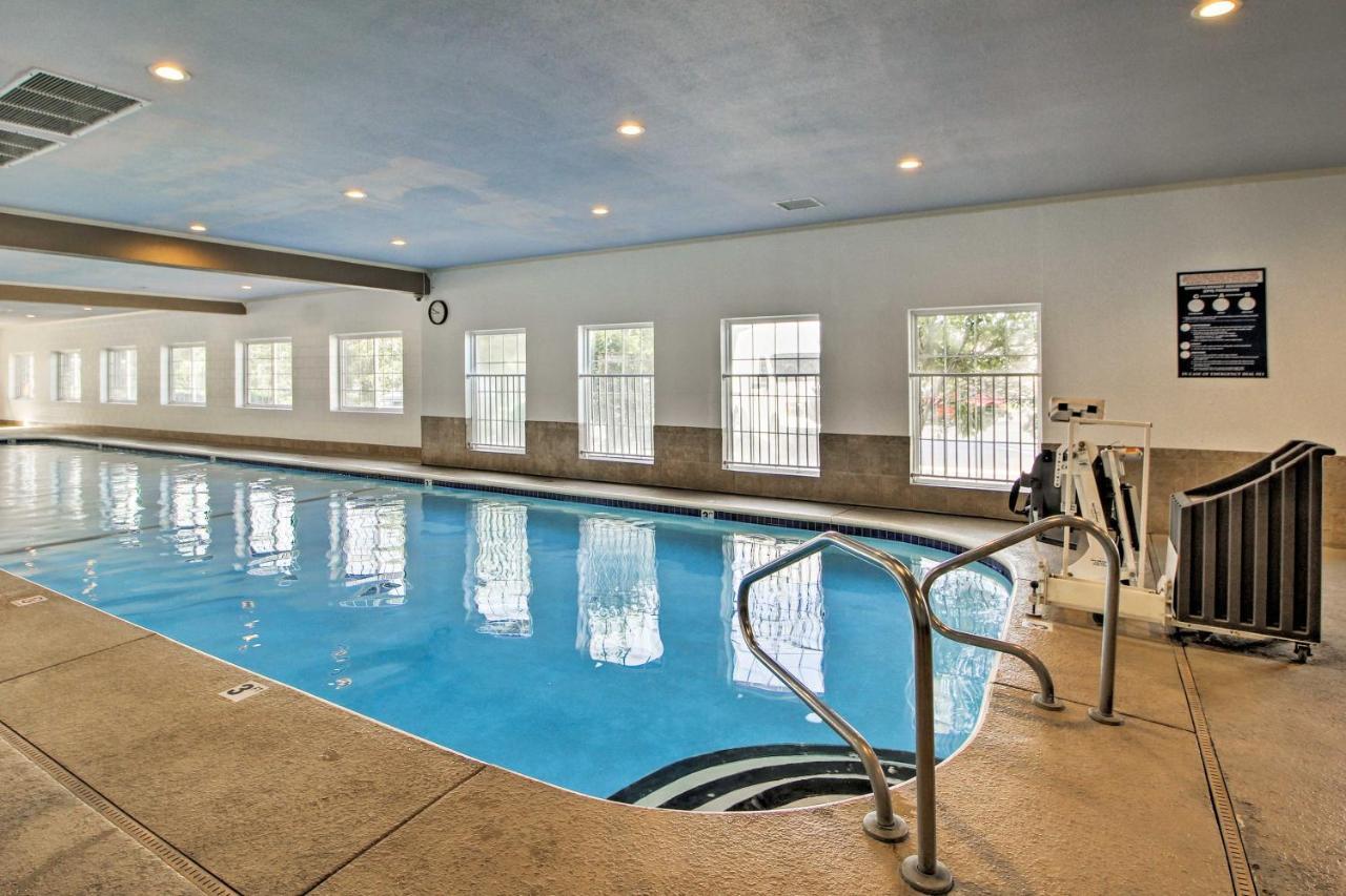 Stunning Table Rock Near Strip! Apartment