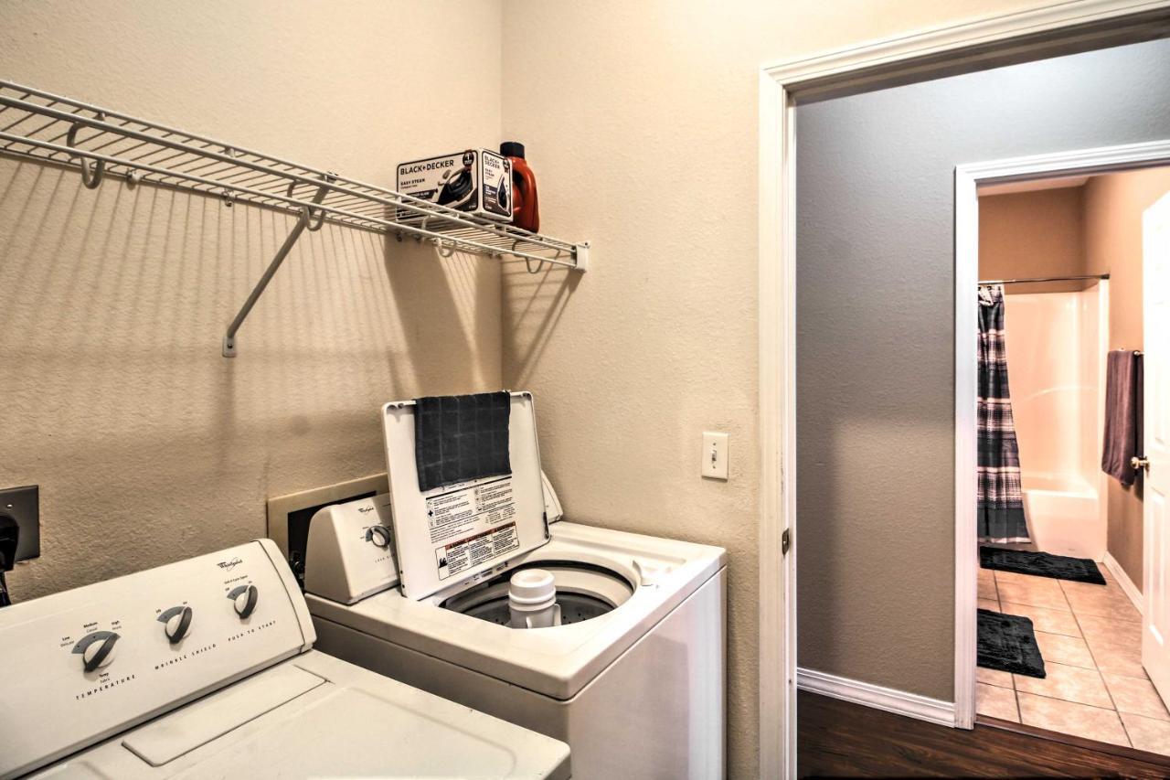 With Deck Walk To The Strip And Creek! Holiday home Branson