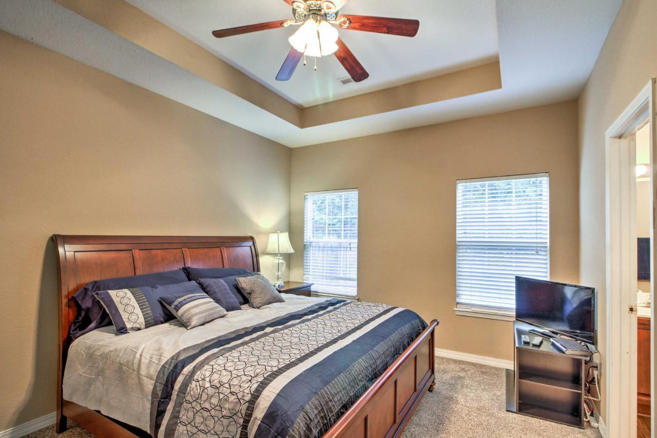 Holiday home With Deck Walk To The Strip And Creek!
