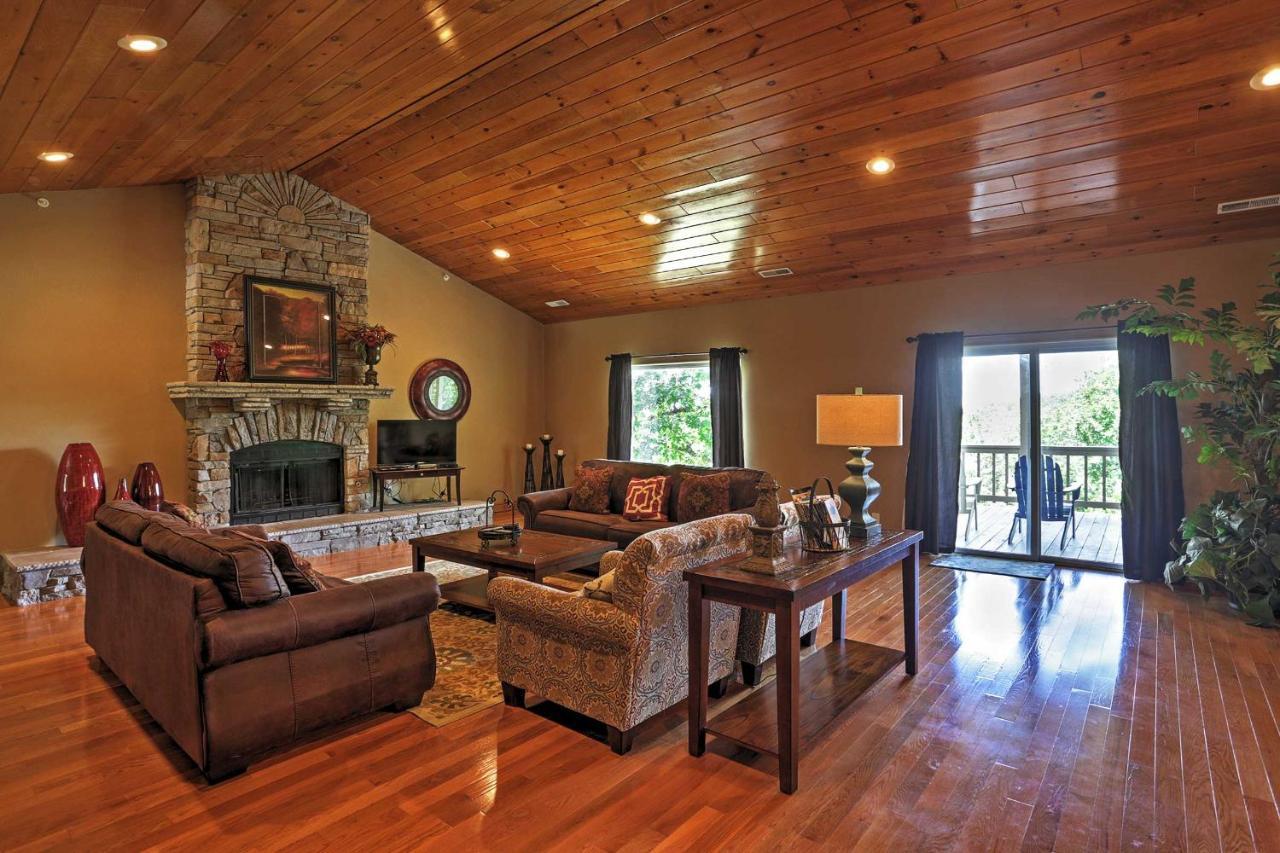 With Indoor Pool And Basketball Court! * Branson