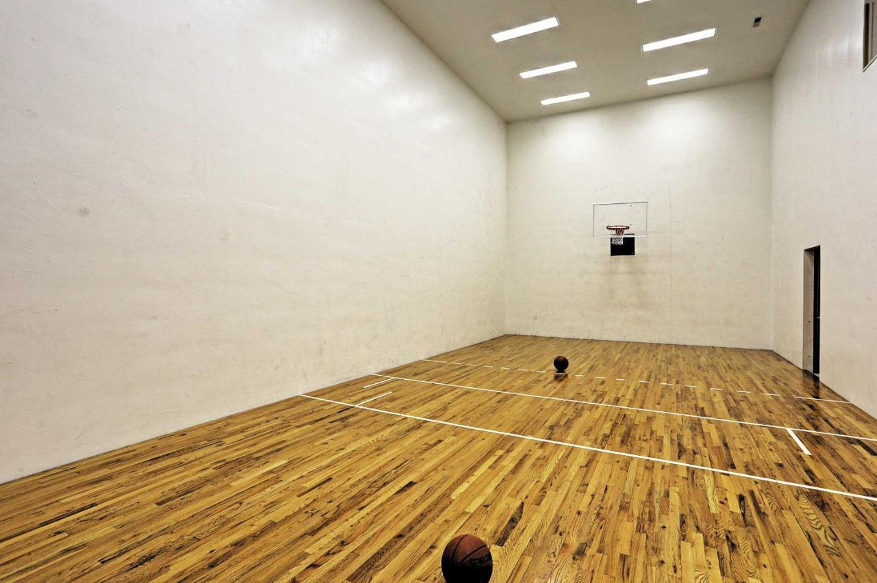 With Indoor Pool And Basketball Court! Holiday home Branson