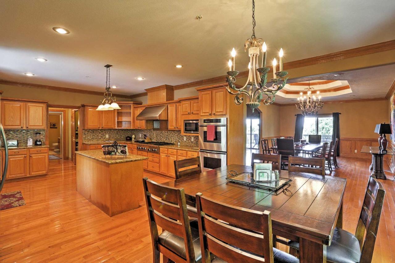 With Indoor Pool And Basketball Court! * Branson