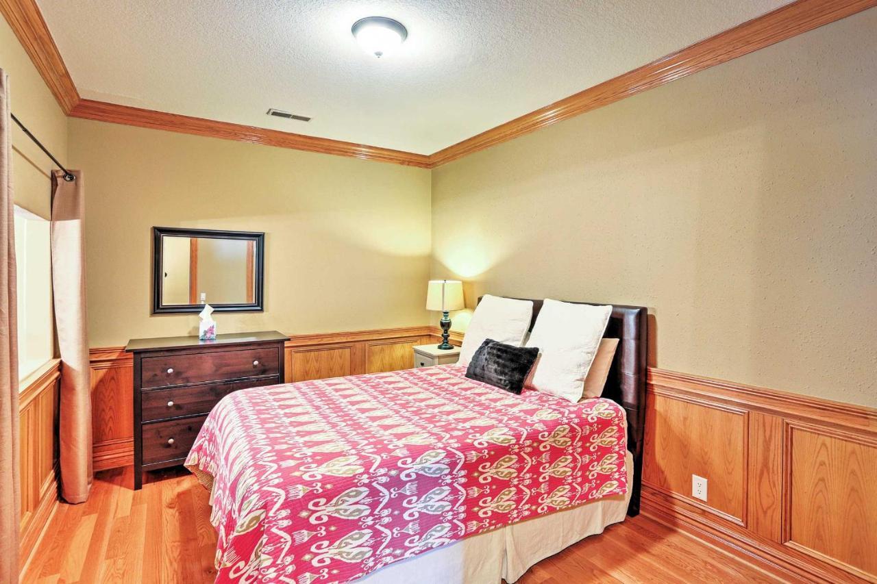 With Indoor Pool And Basketball Court! * Branson