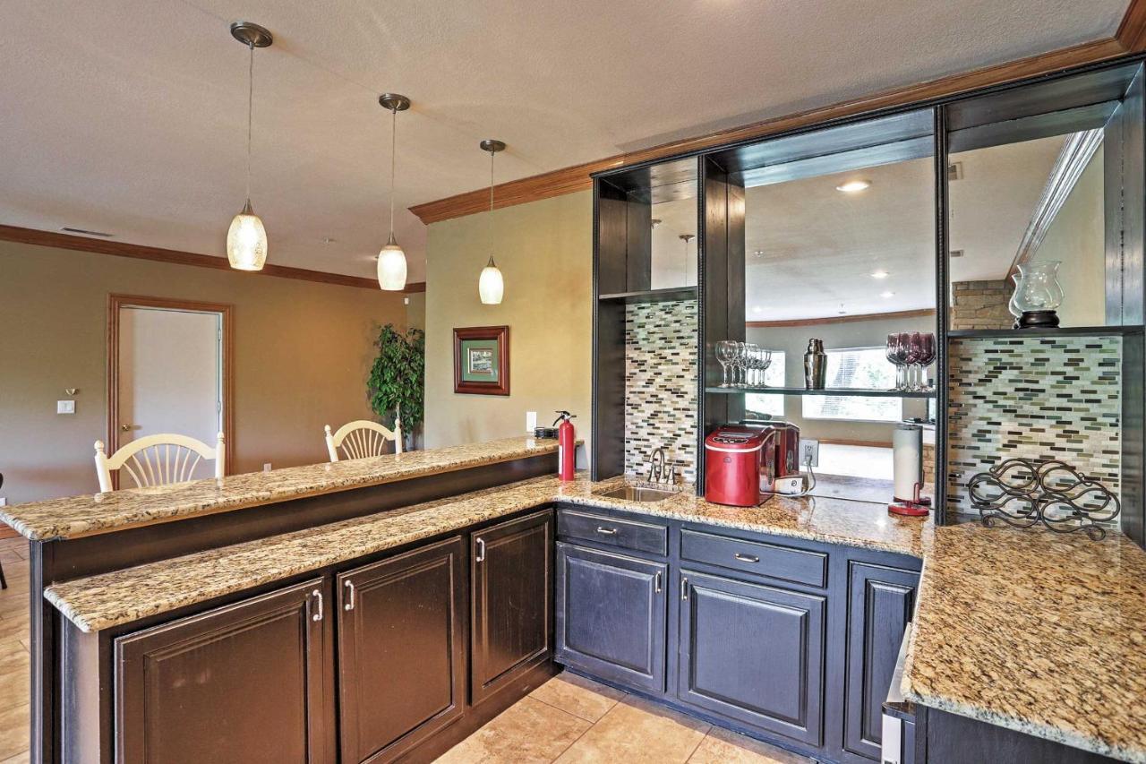 With Indoor Pool And Basketball Court! * Branson