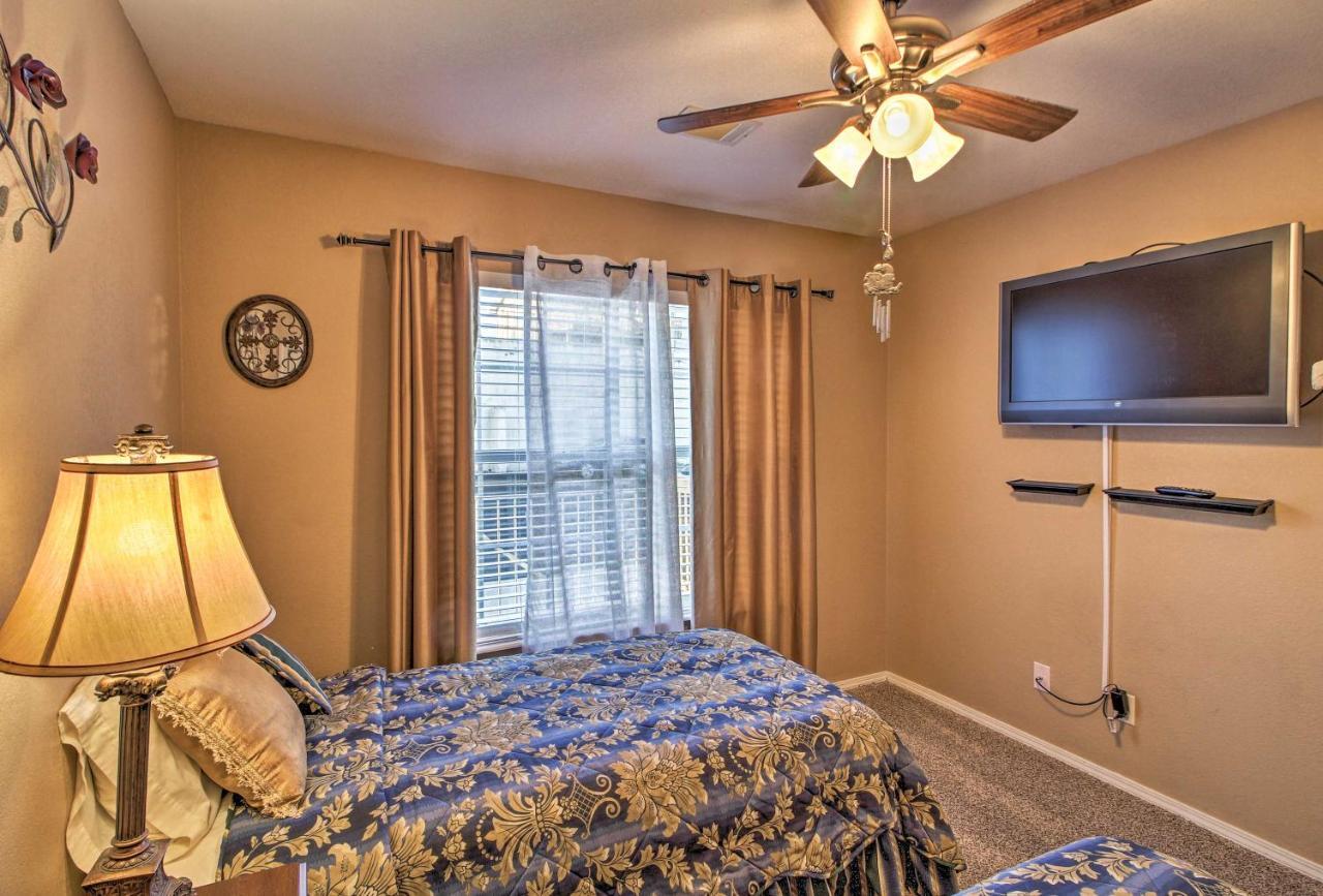 Stunning Table Rock Near Strip! Apartment Branson