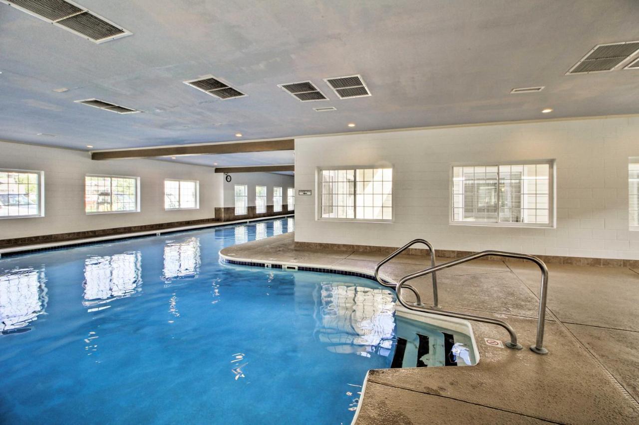 Stunning Table Rock Near Strip! Apartment