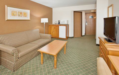 Express & 76 By Ihg Hotel Branson