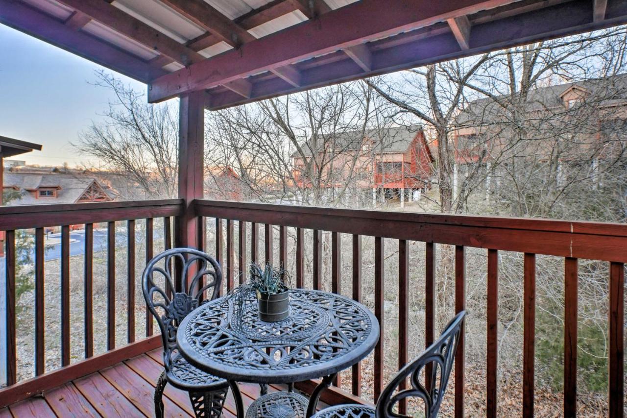 Cabin-style Studio Right Off The Strip!