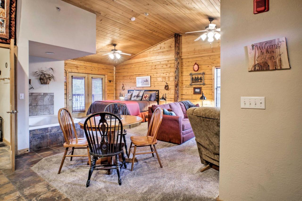 Cabin-style Studio Right Off The Strip! Branson