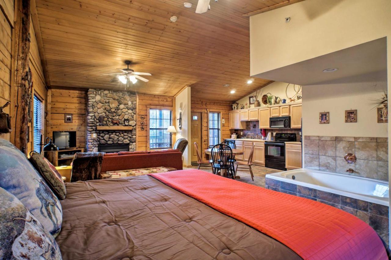 Cabin-style Studio Right Off The Strip! Apartment Branson