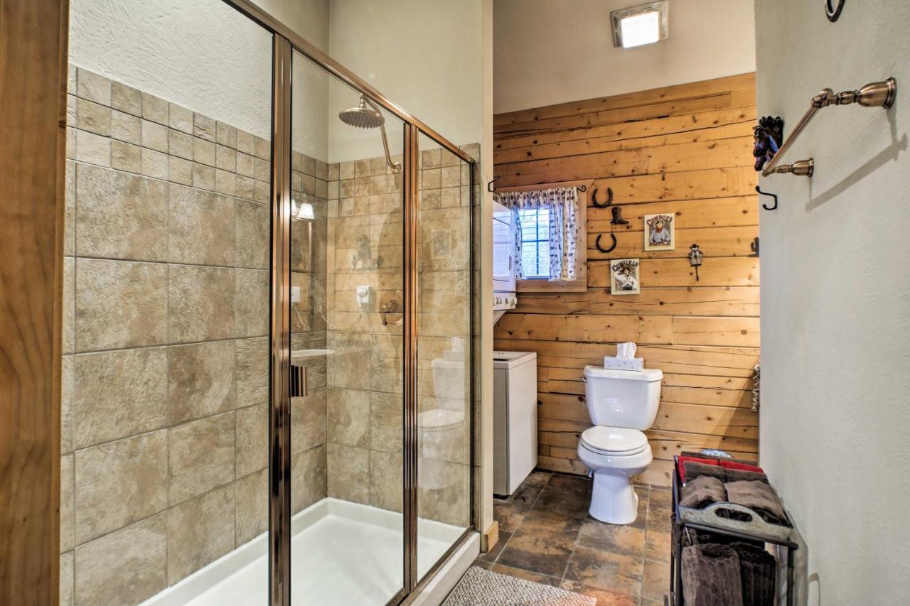 Cabin-style Studio Right Off The Strip! Apartment
