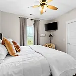 Lakeside Splendor: 9Br, Hot Tub, Arcade, Views!