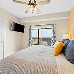 Lakeside Splendor: 9Br, Hot Tub, Arcade, Views!