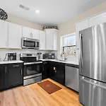 Lakeside Splendor: 9Br, Hot Tub, Arcade, Views!
