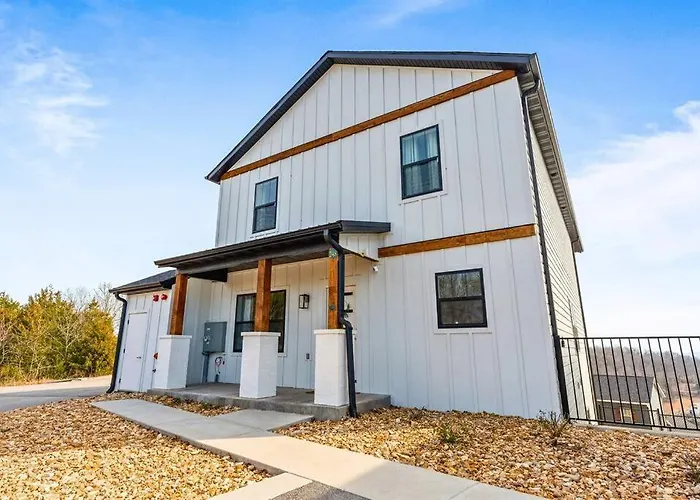 Lakeside Splendor: 9Br, Hot Tub, Arcade, Views!
