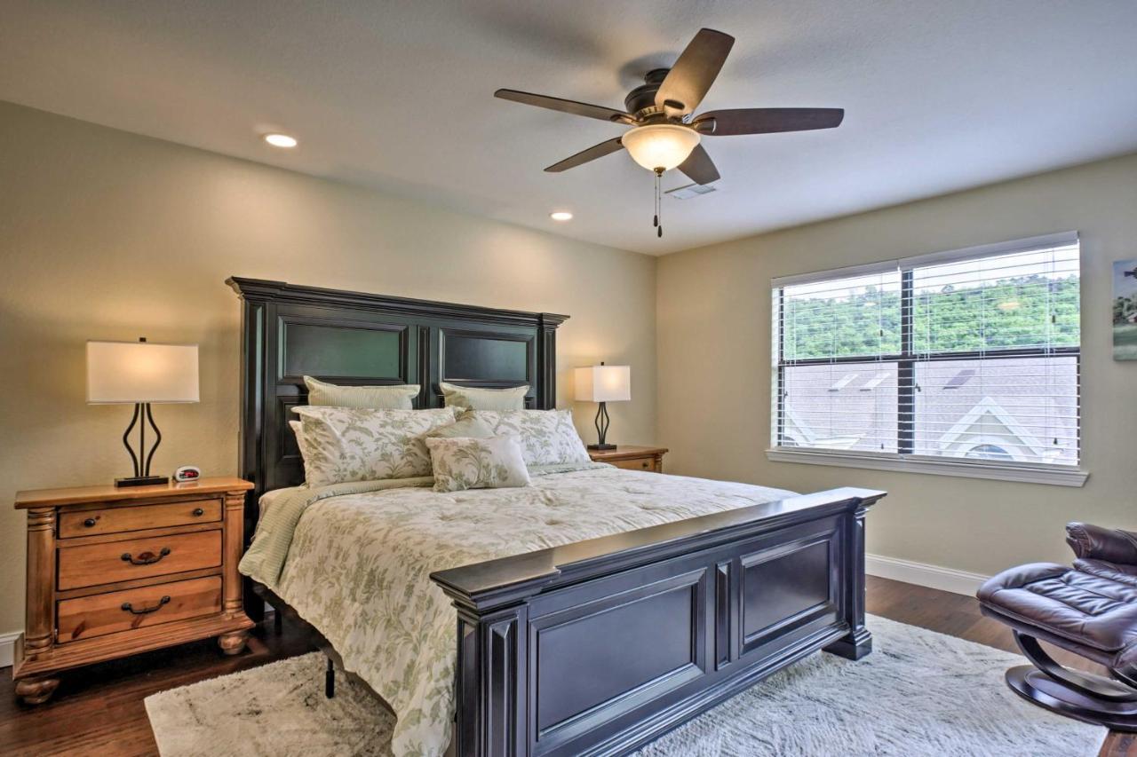 With Pool Access, Walk To Fishing Apartment Branson