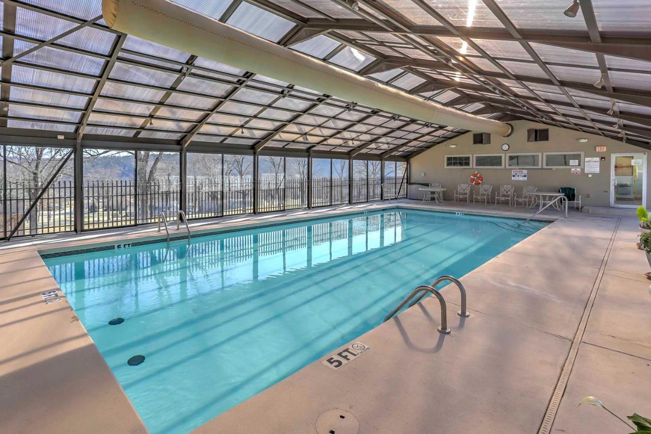 With Pool Access, Walk To Fishing Branson
