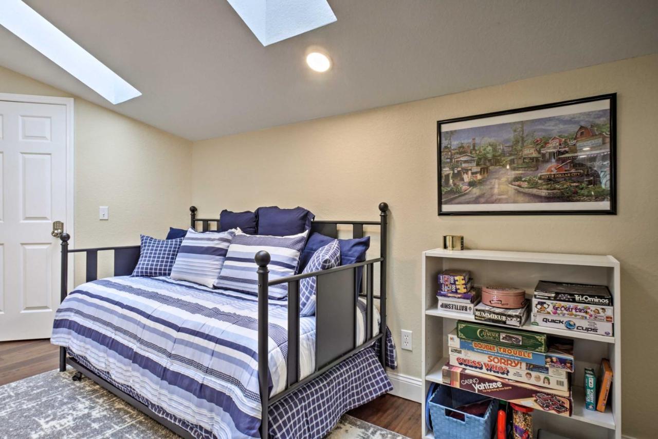 Apartment With Pool Access, Walk To Fishing