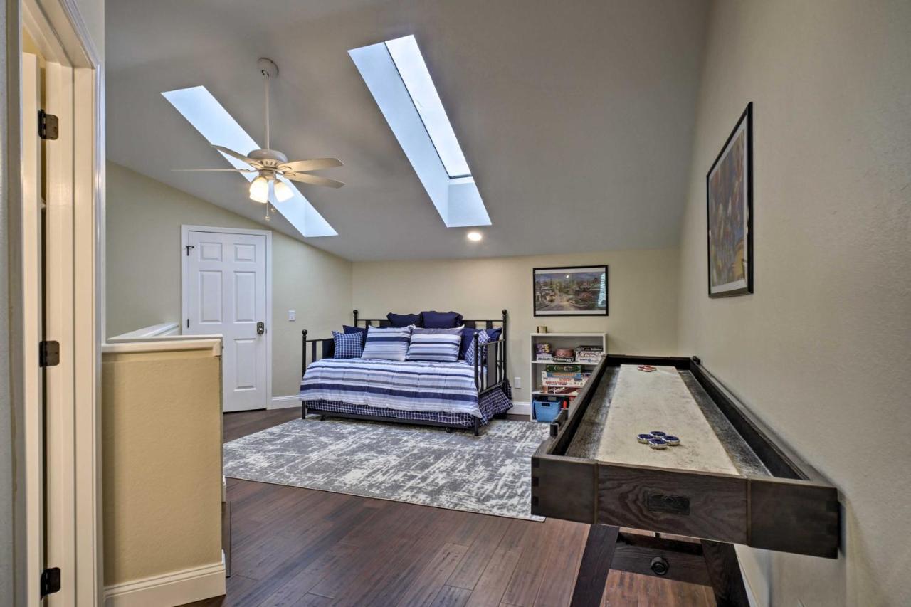 Apartment With Pool Access, Walk To Fishing *