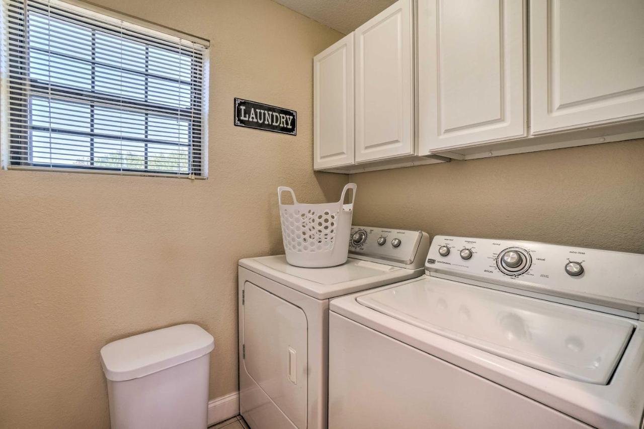 With Pool 1 Block To The Strip! Apartment Branson