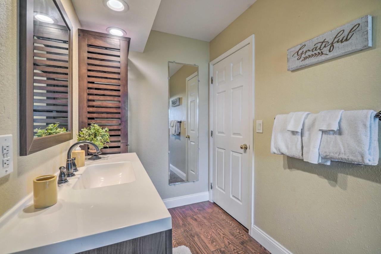 With Pool 1 Block To The Strip! Apartment Branson