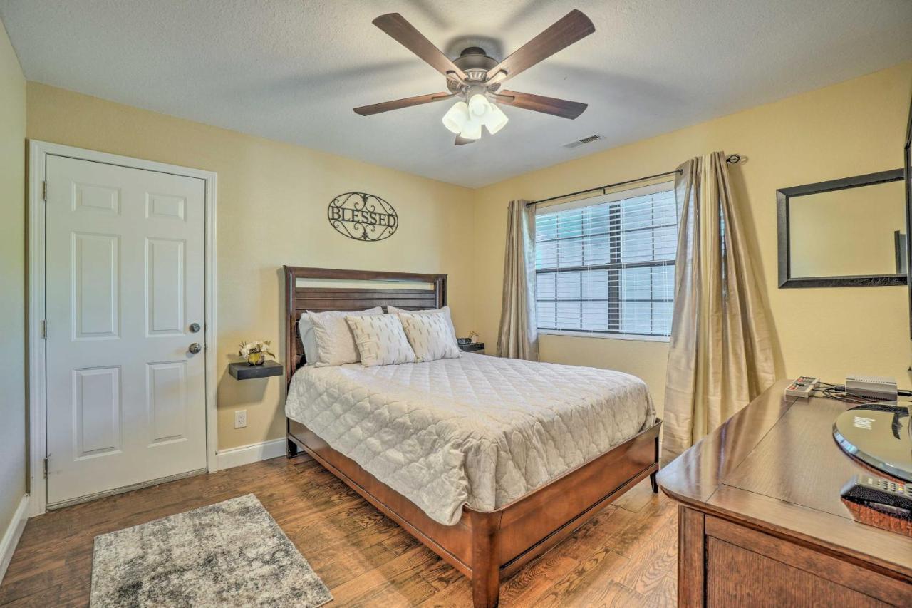 With Pool 1 Block To The Strip! Apartment Branson