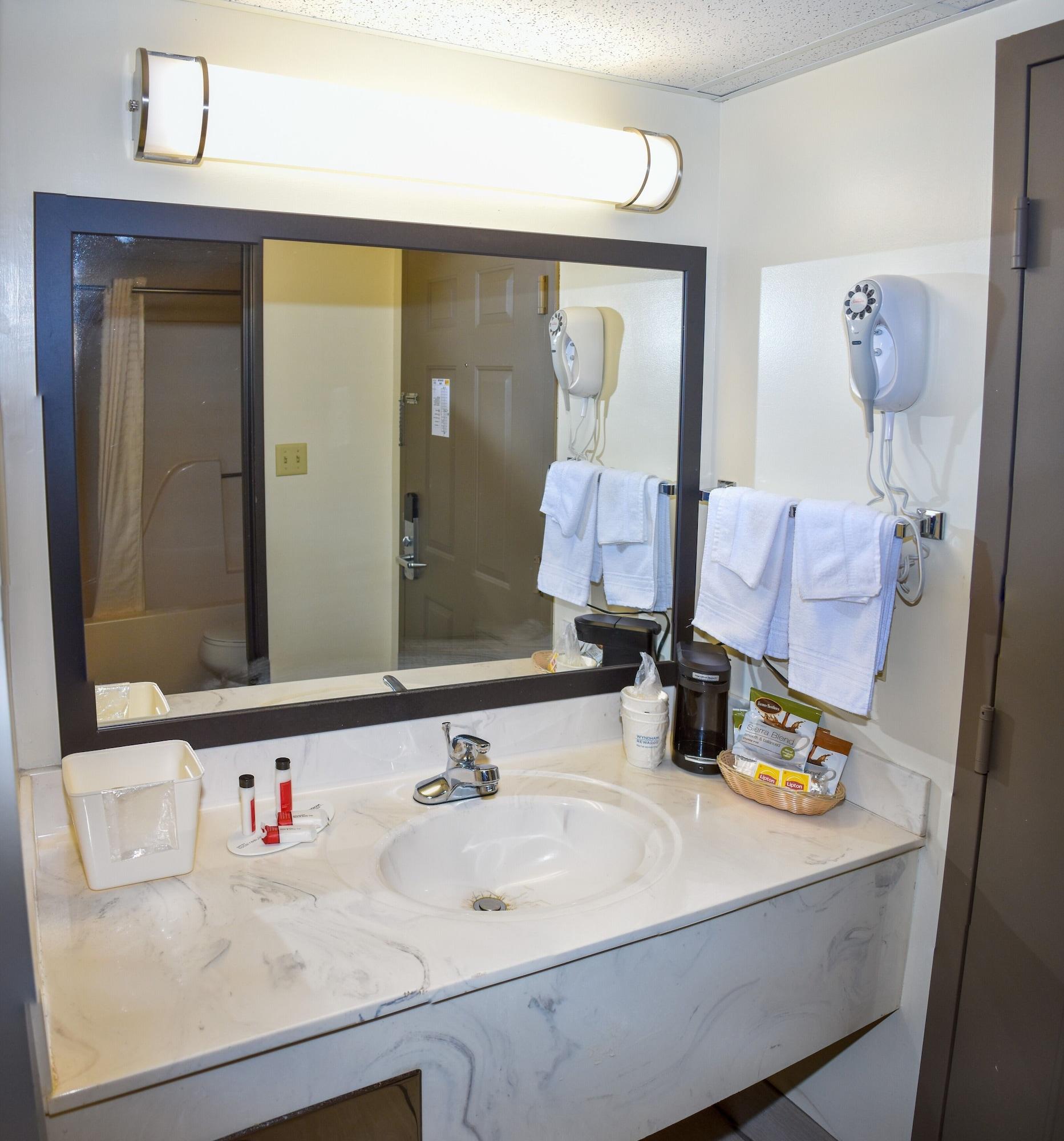 Super 8 By Wyndham By Andy Williams Theatre Branson