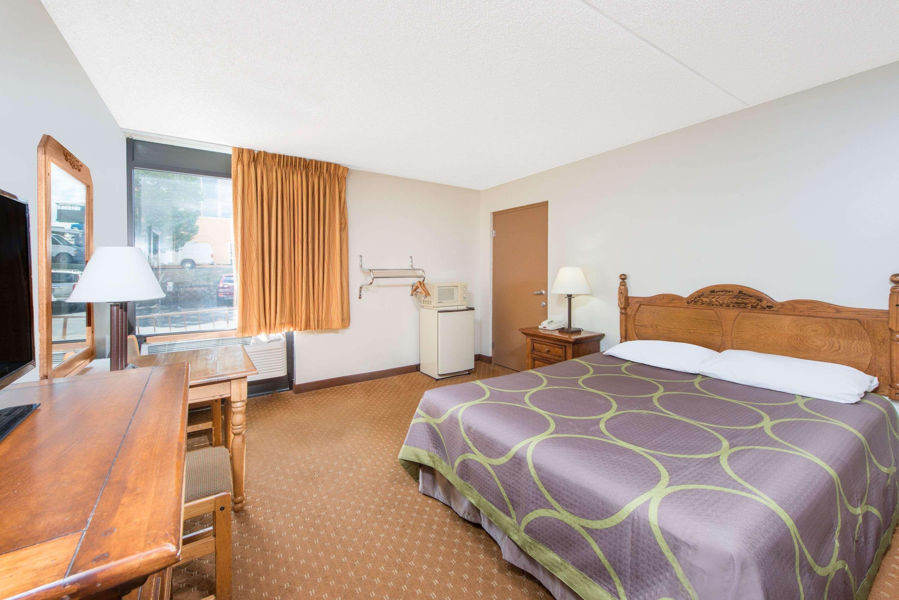 Super 8 By Wyndham By Andy Williams Theatre 2*