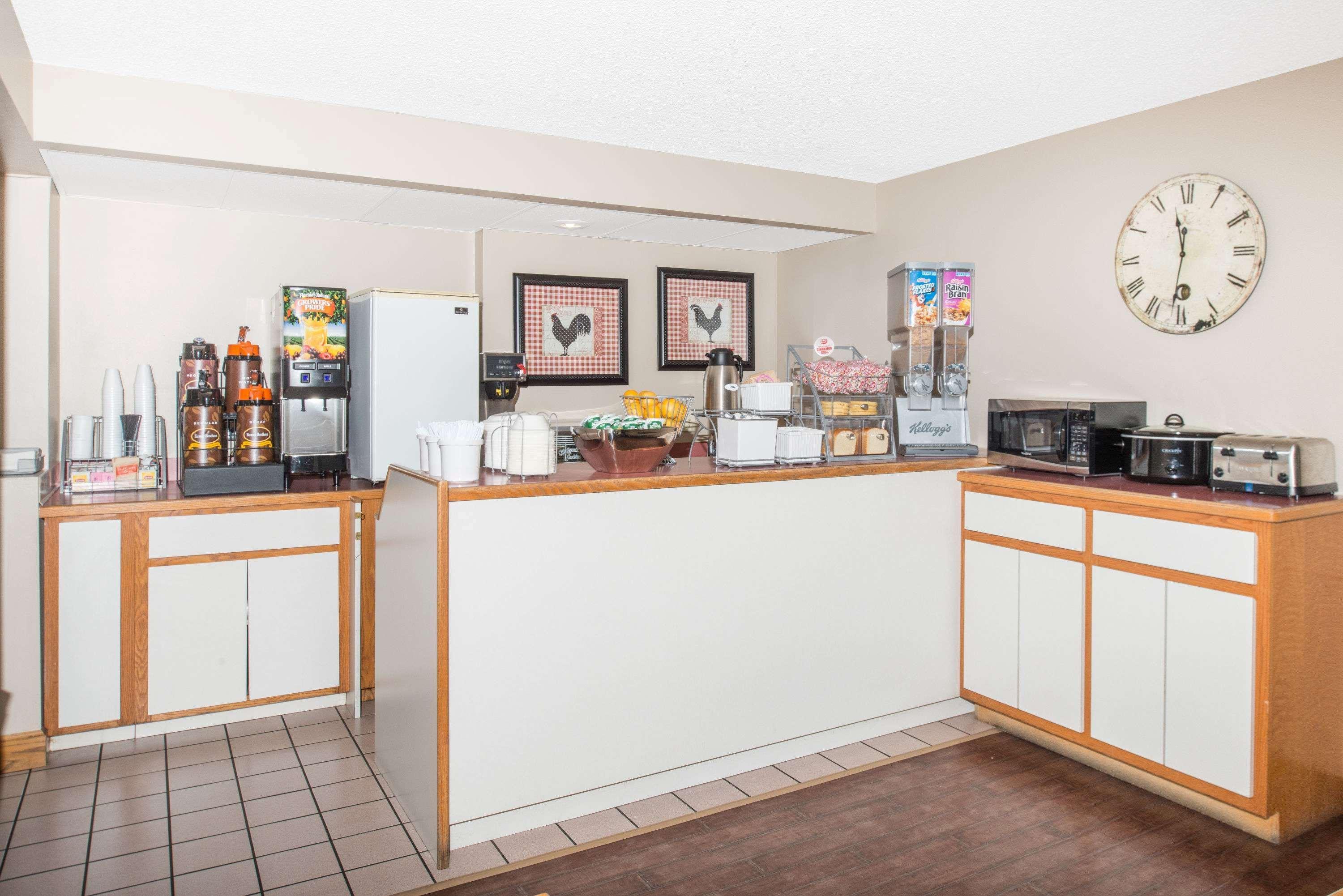 Super 8 By Wyndham By Andy Williams Theatre Hotel Branson