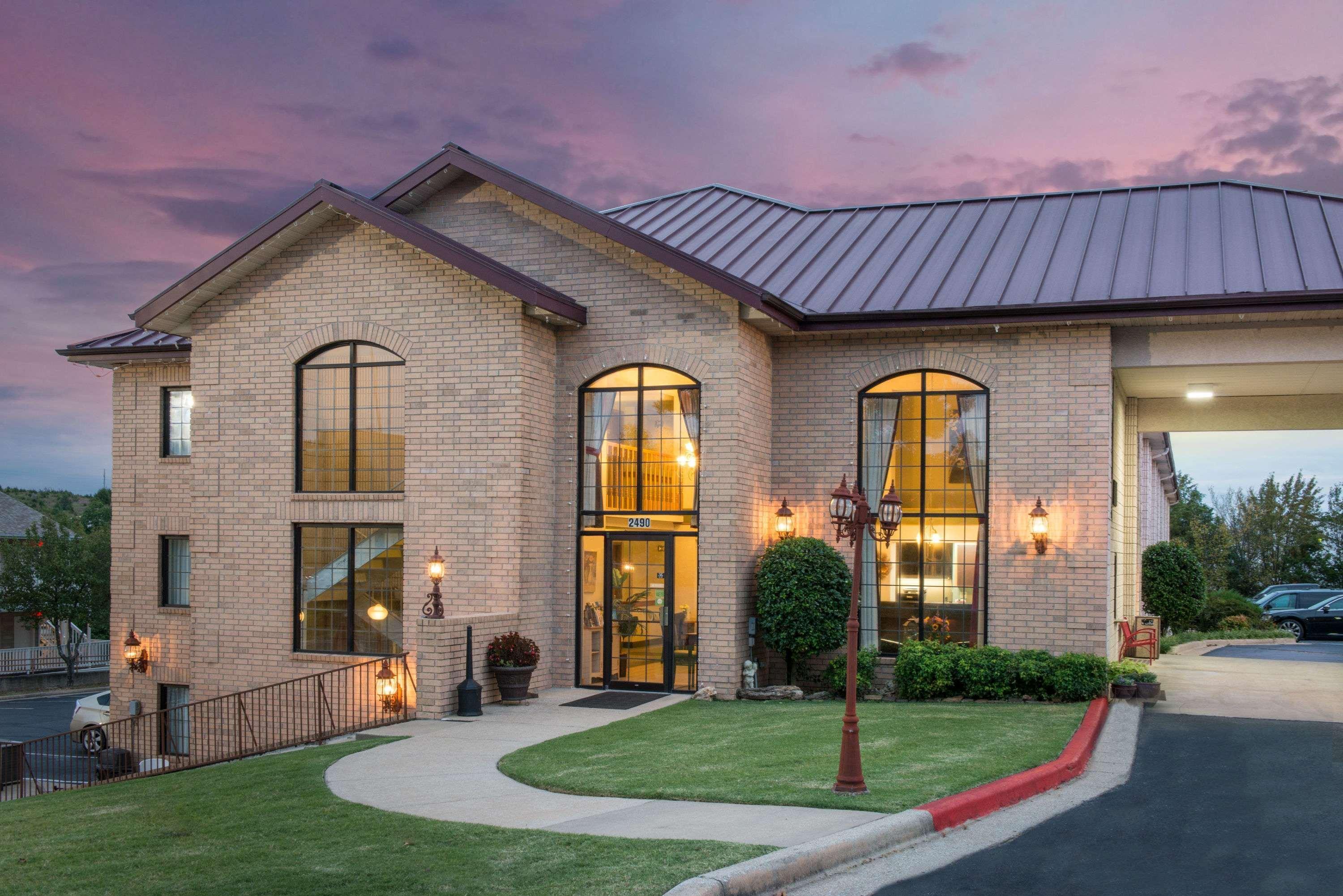 Super 8 By Wyndham By Andy Williams Theatre Hotel
