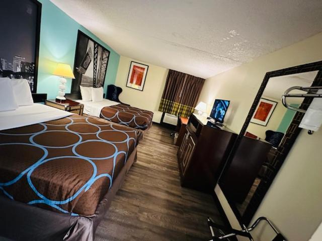 Super 8 By Wyndham By Andy Williams Theatre Hotel
