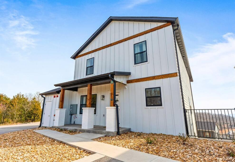 Holiday home Lakeside Splendor: 9br, Hot Tub, Arcade, Views! Branson