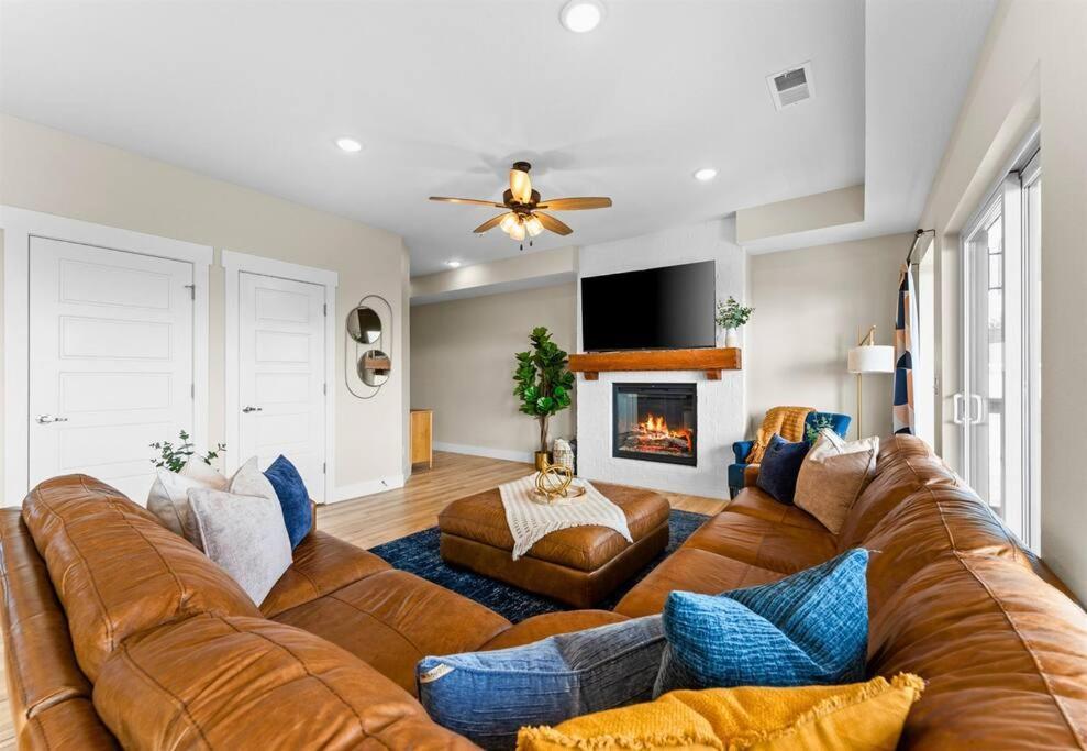 Lakeside Splendor: 9br, Hot Tub, Arcade, Views! * Branson
