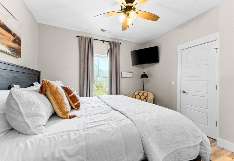 Lakeside Splendor: 9br, Hot Tub, Arcade, Views! Holiday home Branson