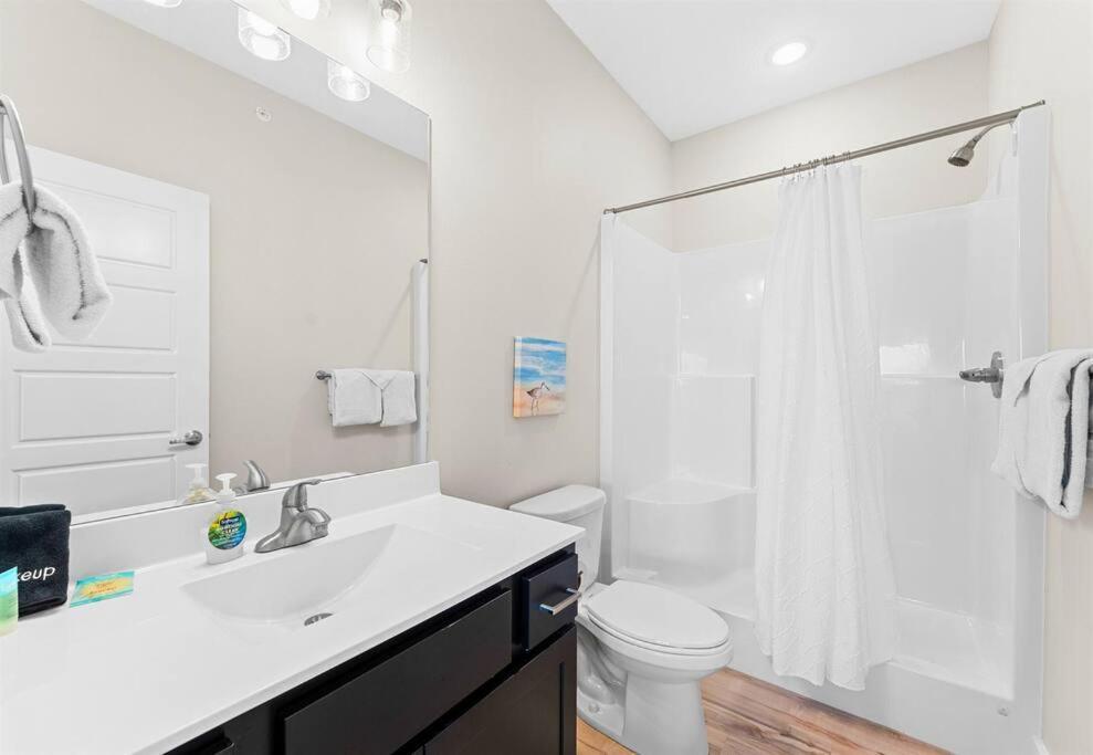 Lakeside Splendor: 9br, Hot Tub, Arcade, Views! *