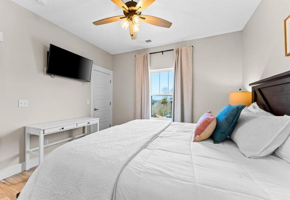 Lakeside Splendor: 9br, Hot Tub, Arcade, Views! * Branson