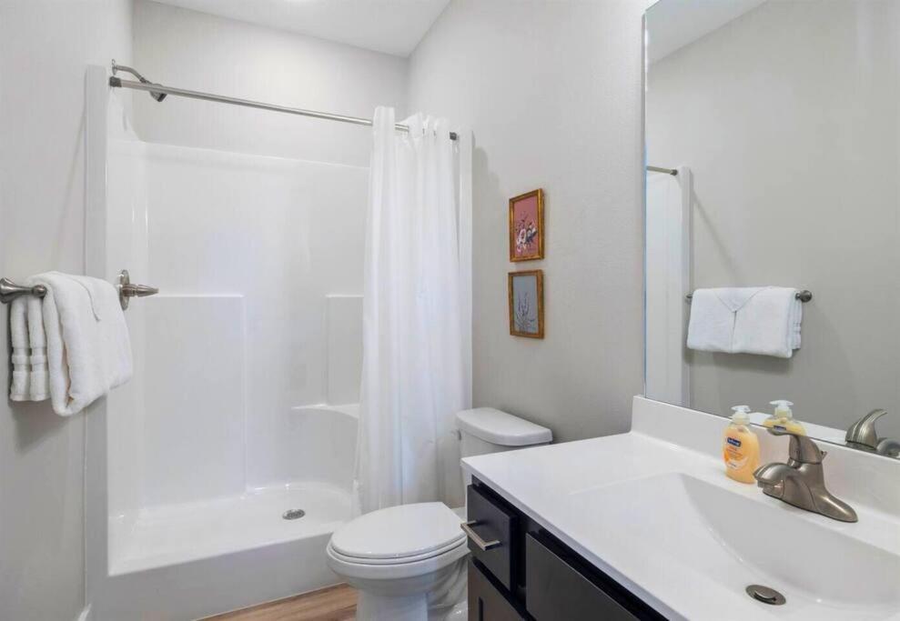 Holiday home Lakeside Splendor: 9br, Hot Tub, Arcade, Views!