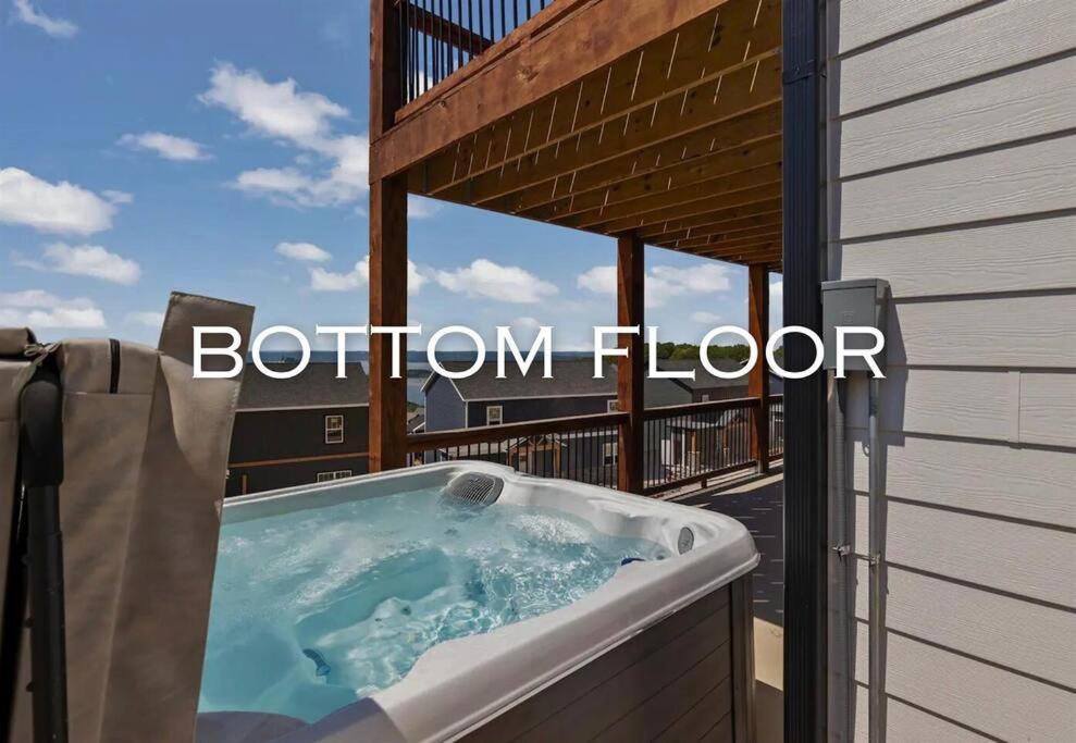 Lakeside Splendor: 9br, Hot Tub, Arcade, Views! Holiday home Branson