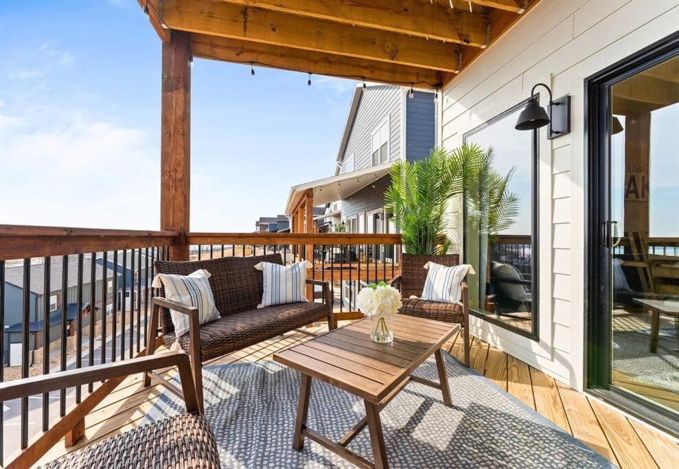 Lakeside Splendor: 9br, Hot Tub, Arcade, Views! *