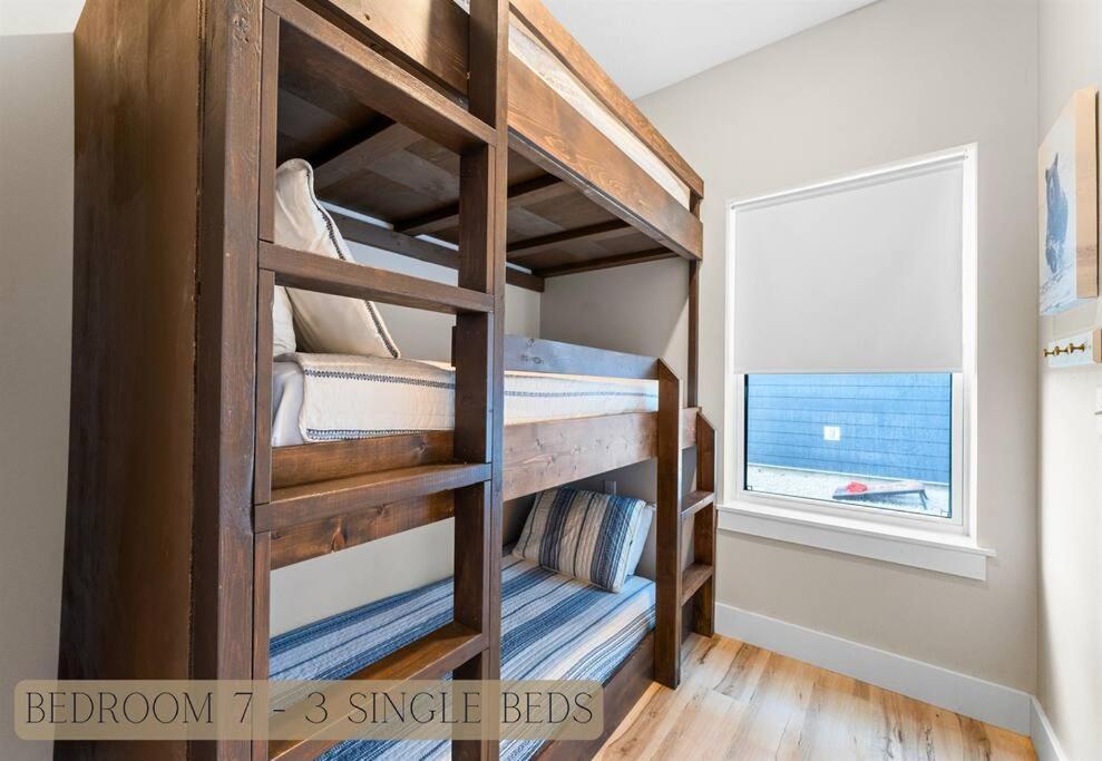 Holiday home Lakeside Splendor: 9br, Hot Tub, Arcade, Views!