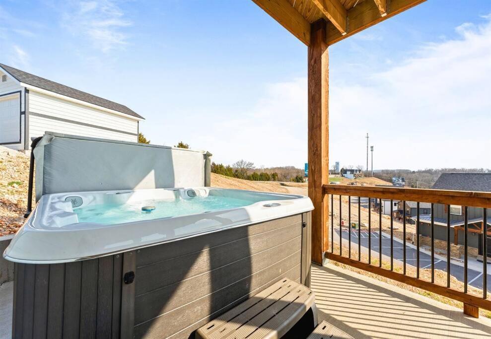 Lakeside Splendor: 9br, Hot Tub, Arcade, Views! *