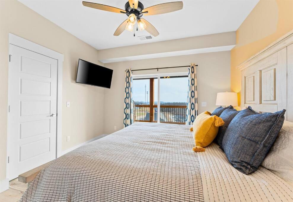 Holiday home Lakeside Splendor: 9br, Hot Tub, Arcade, Views!