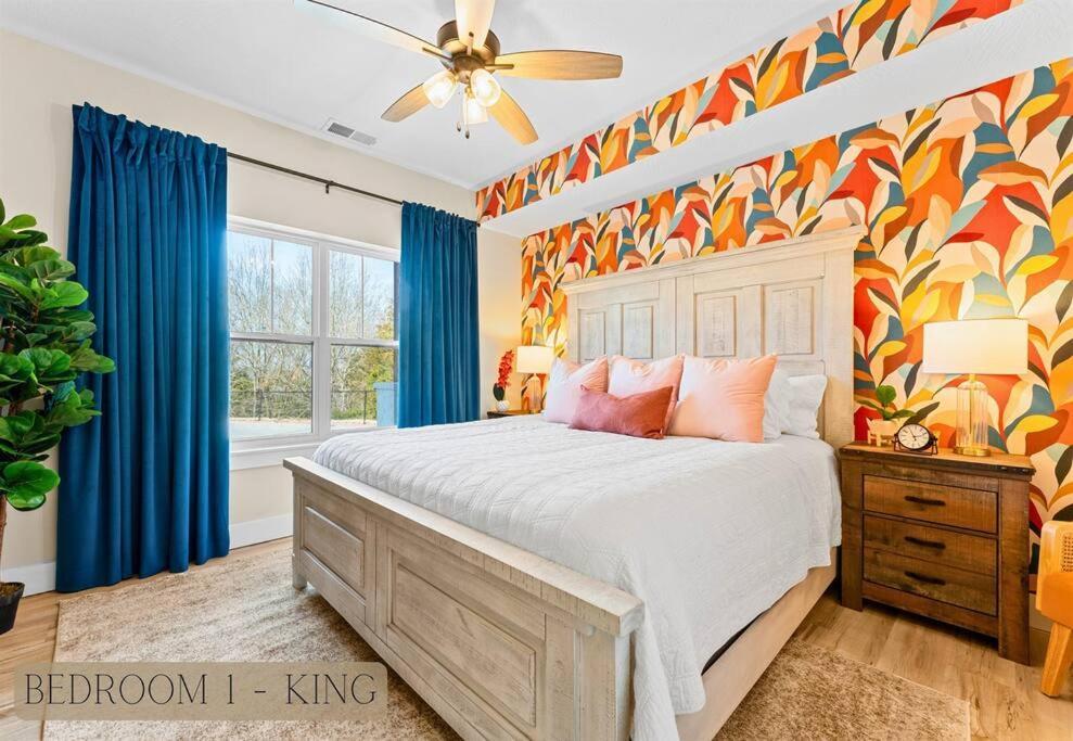 Lakeside Splendor: 9br, Hot Tub, Arcade, Views!