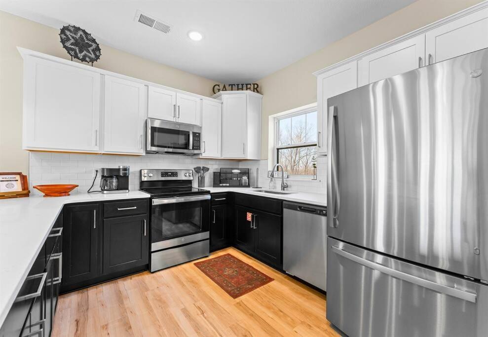 Lakeside Splendor: 9br, Hot Tub, Arcade, Views! Holiday home *