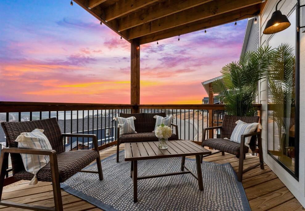 Lakeside Splendor: 9br, Hot Tub, Arcade, Views! Holiday home Branson