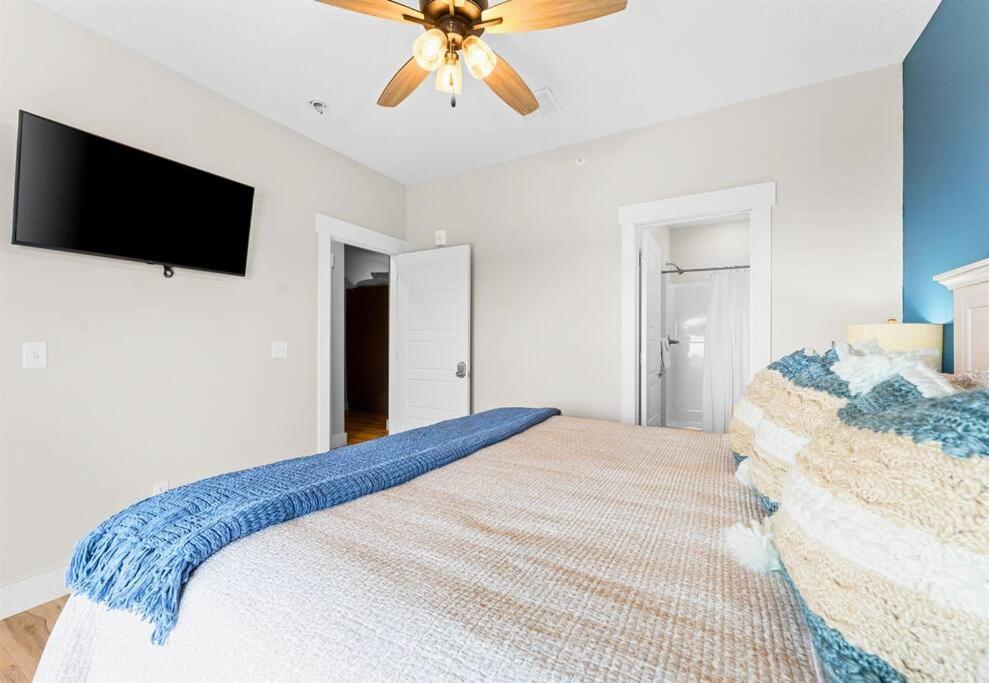 Holiday home Lakeside Splendor: 9br, Hot Tub, Arcade, Views! Branson