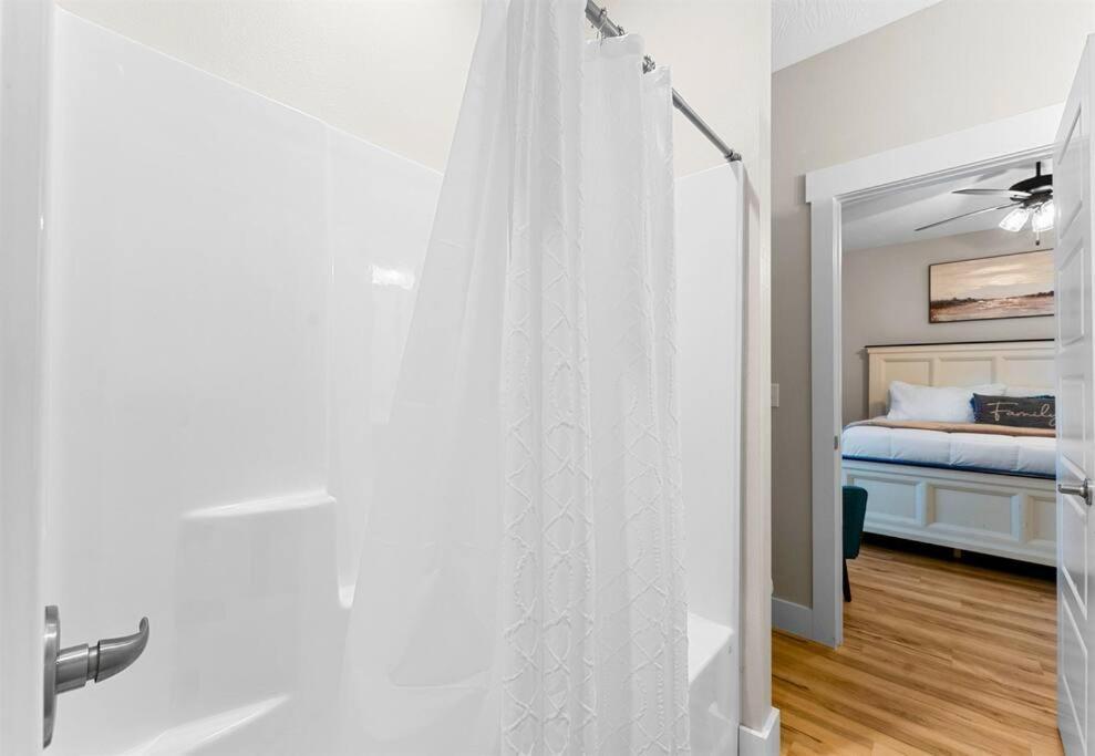 Lakeside Splendor: 9br, Hot Tub, Arcade, Views! *